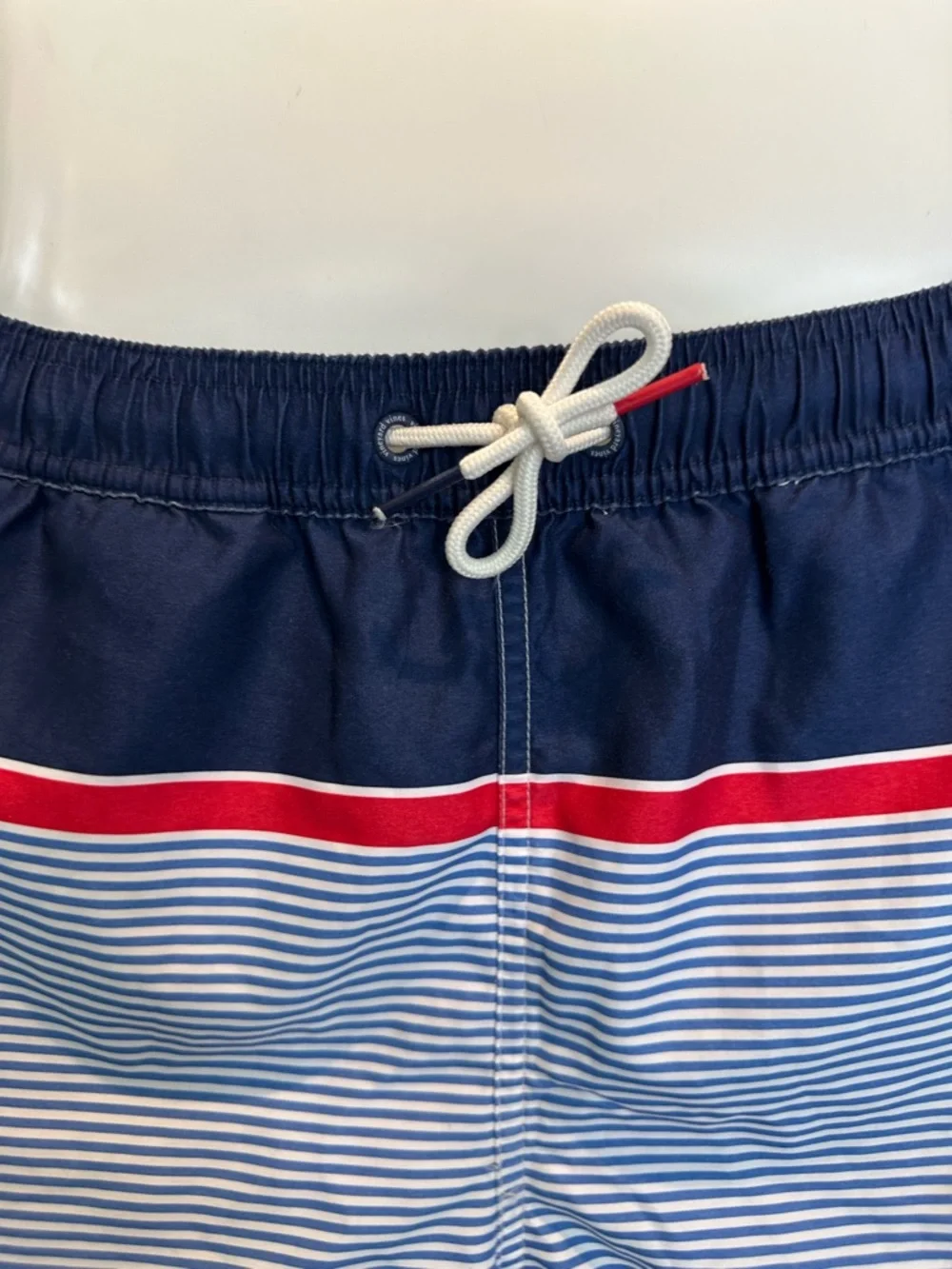 Vineyard Vines Target Gradient striped swim trunks size Small